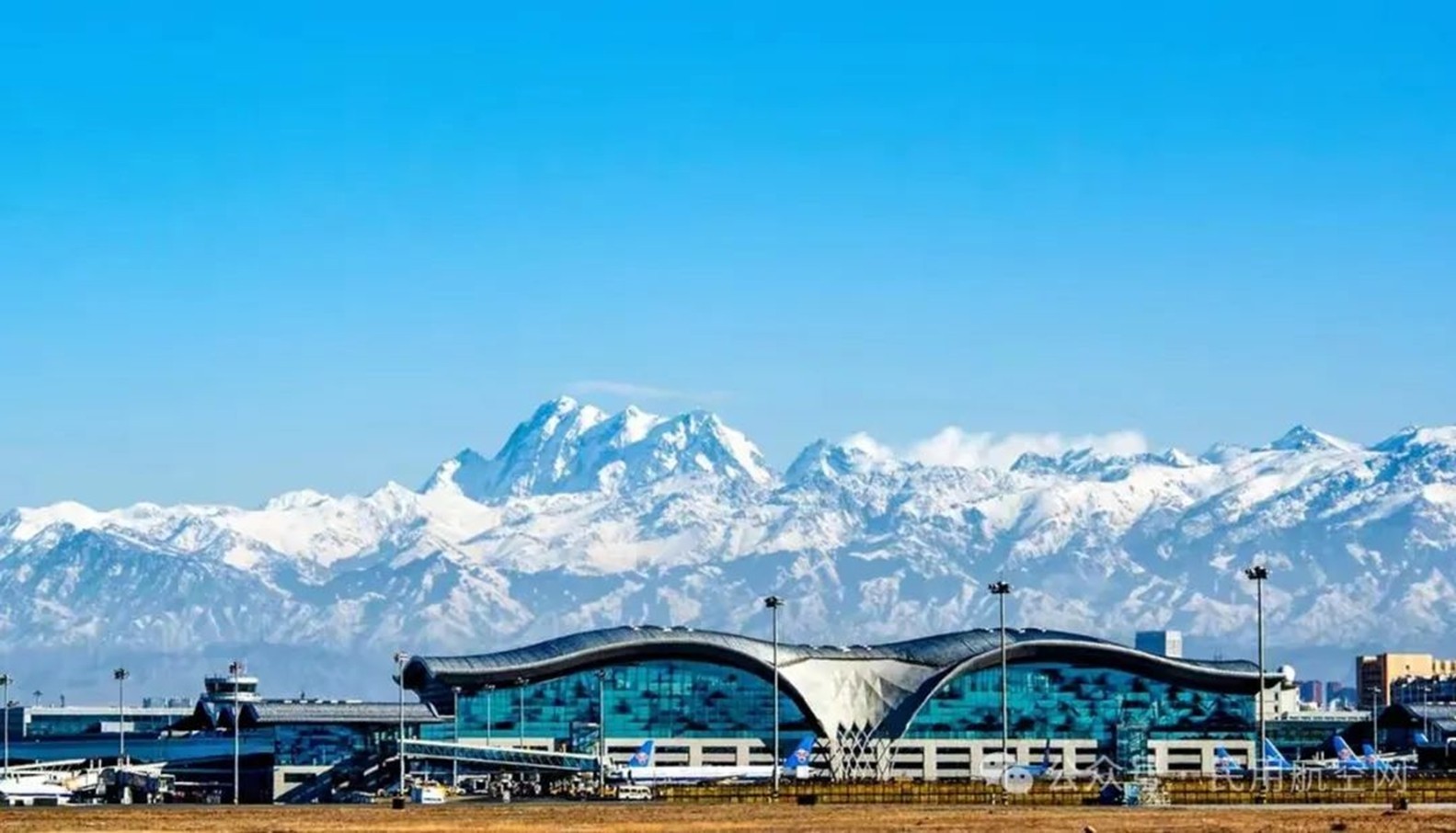 烏魯木齊機(jī)場 T4 航站樓投運 永新醫(yī)療 “全景智檢” 設(shè)備賦能智慧口岸通關(guān)